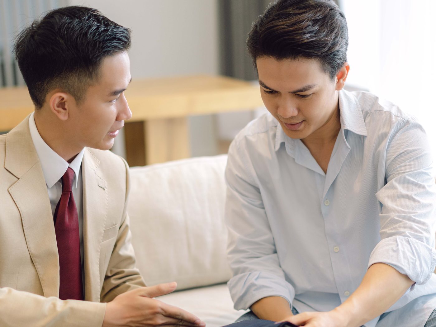 Chuyên viên Mon Amie tư vấn vải tại nhà khách