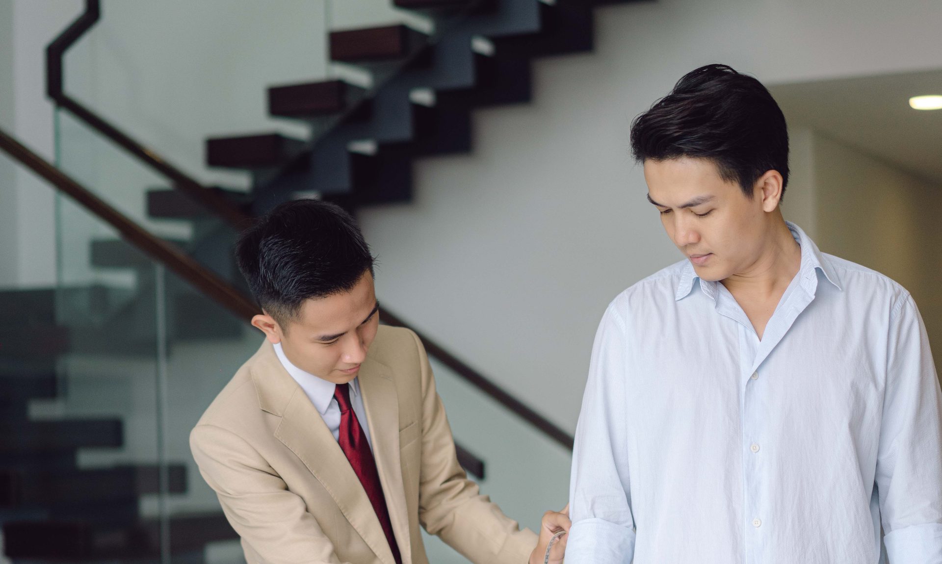 Chuyên viên Mon Amie đo vest tận nhà khách hàng