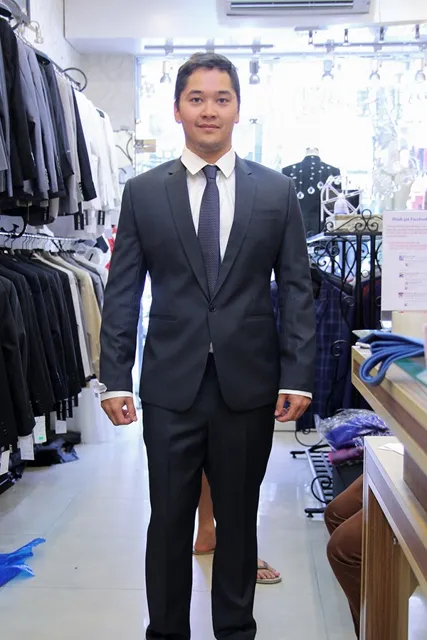 Hình Ảnh Khách Nước Ngoài Đặt May Đồ Vest Nam Size Lớn tại Tuxedo KNN002.