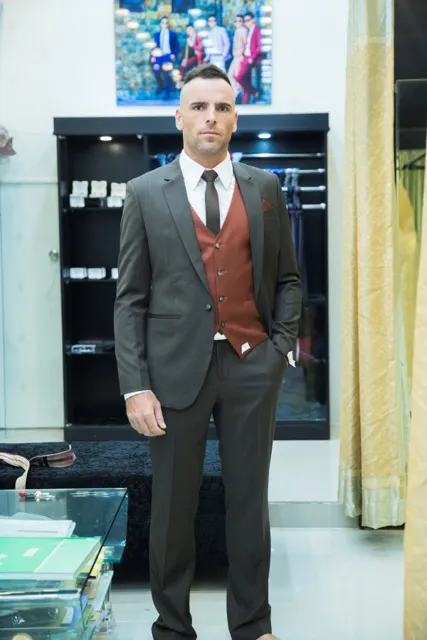 Hình Ảnh Khách Nước Ngoài Đặt May Đồ Vest Nam Size Lớn tại Tuxedo KNN005 - Chưa Bao Gồm Ghile