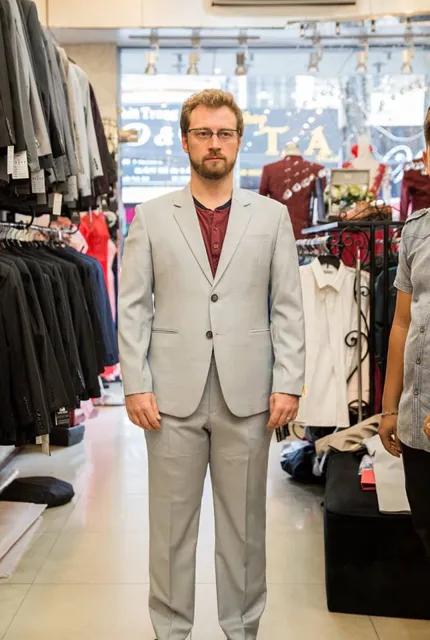Hình Ảnh Khách Nước Ngoài Đặt May Đồ Vest Nam Size Lớn tại Tuxedo KNN006.
