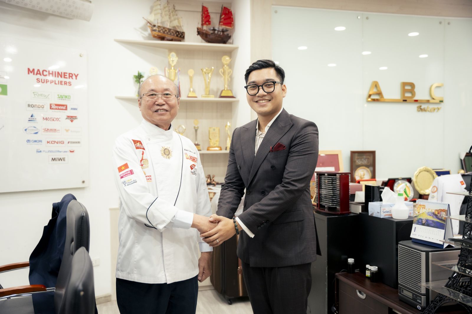 MAY VEST NAM TẠI NHÀ - DỊCH VỤ ĐẲNG CẤP CHO QUÝ ÔNG THÀNH ĐẠT
